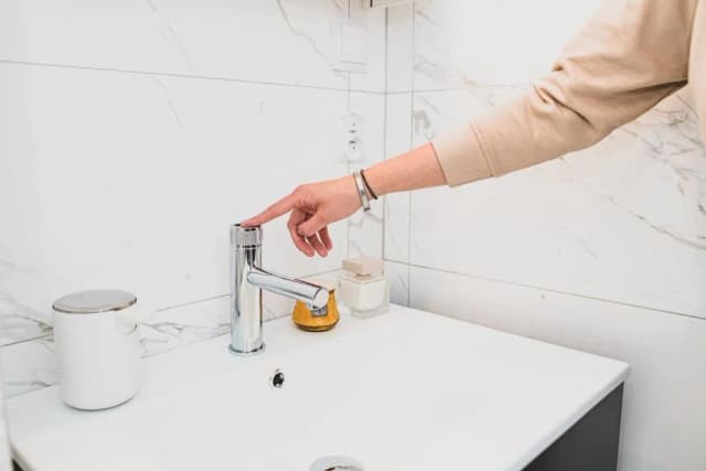 Dlaczego nie ma ciepłej wody w kranie w bloku? Sprawdź przyczyny i rozwiązania Dlaczego nie ma ciepłej wody w kranie w bloku? Sprawdź przyczyny i rozwiązania