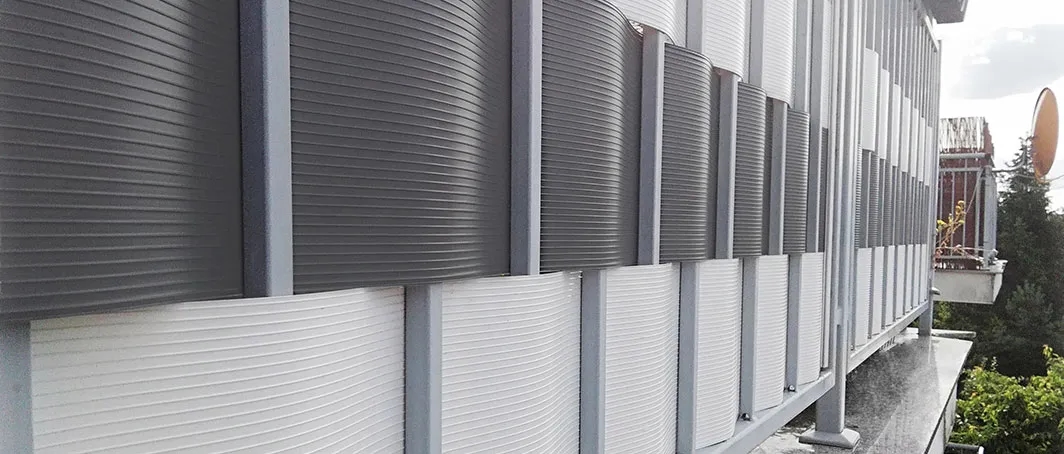 Skuteczne sposoby na osłonięcie balkonu w bloku od słońca