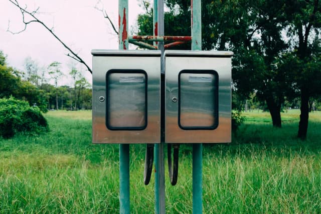 Ile kosztuje przyłącze prądu do działki? Sprawdź, co wpływa na cenę Ile kosztuje przyłącze prądu do działki? Sprawdź, co wpływa na cenę