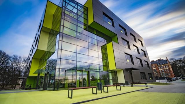 Fasada budynku co to? Poznaj jej znaczenie i funkcje w architekturze Fasada budynku co to? Poznaj jej znaczenie i funkcje w architekturze