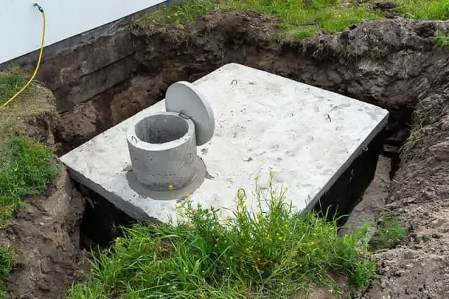 Jak opróżnić szambo na działce - uniknij kosztownych błędów i problemów Jak opróżnić szambo na działce - uniknij kosztownych błędów i problemów