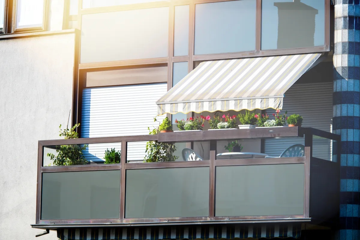 Jak zadaszyć balkon w bloku - uniknij błędów i poznaj najlepsze materiały