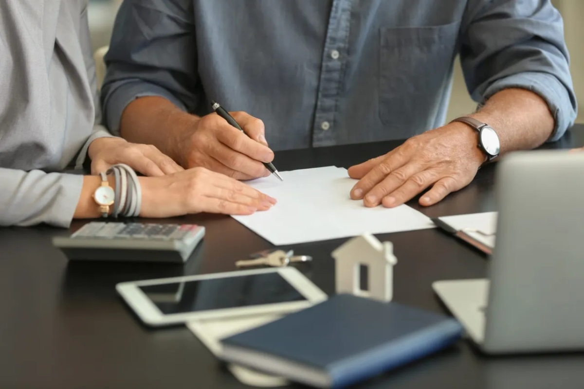 Ile bierze biuro nieruchomości? Odkryj ukryte koszty prowizji